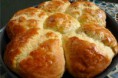 Pão de cebola com queijo.